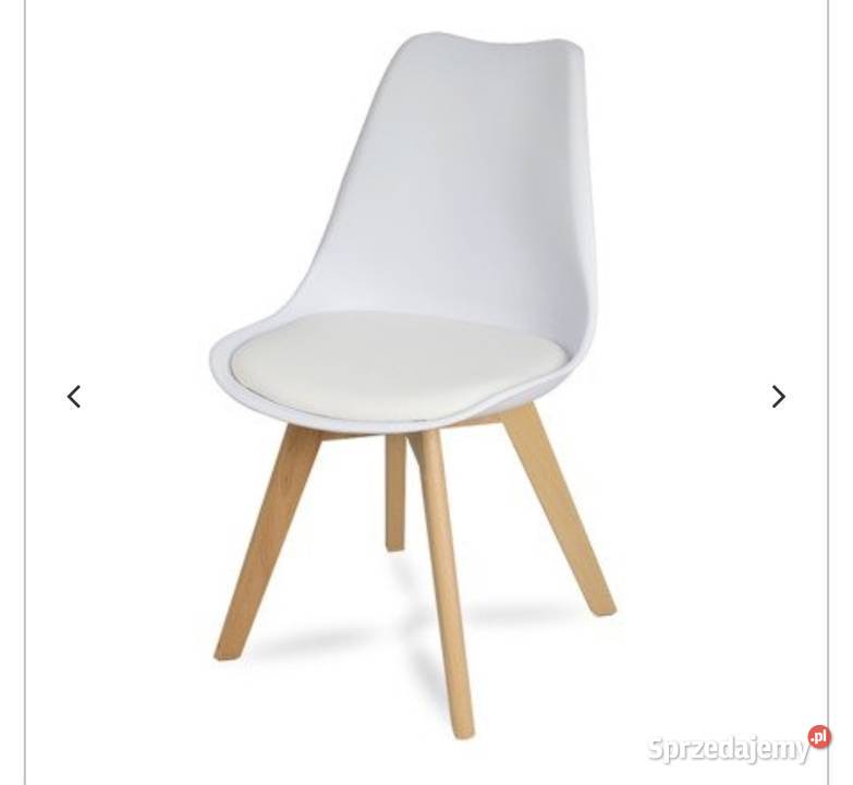Białe krzesło z poduszką drewniane nogi