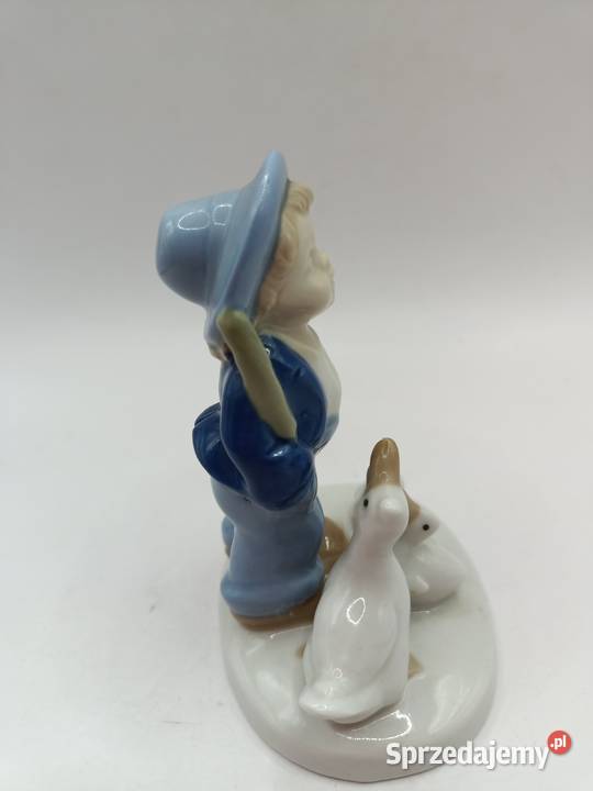 Porcelana figura Chłopiec z trzema gąskami Zamość