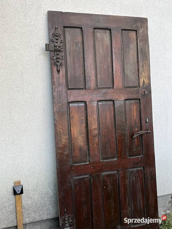Drewniane drzwi garażowebrama z pięknymi