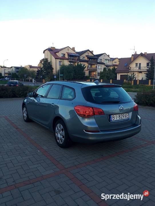 Opel Astra J Sports Tourer 2011 101KM