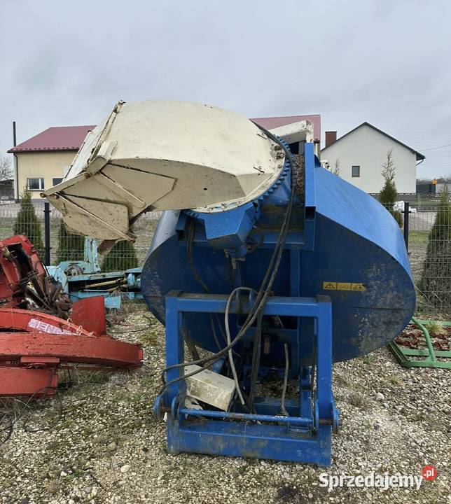 Ścielarka słomy do obory Pojemność 2 baloty Łachów