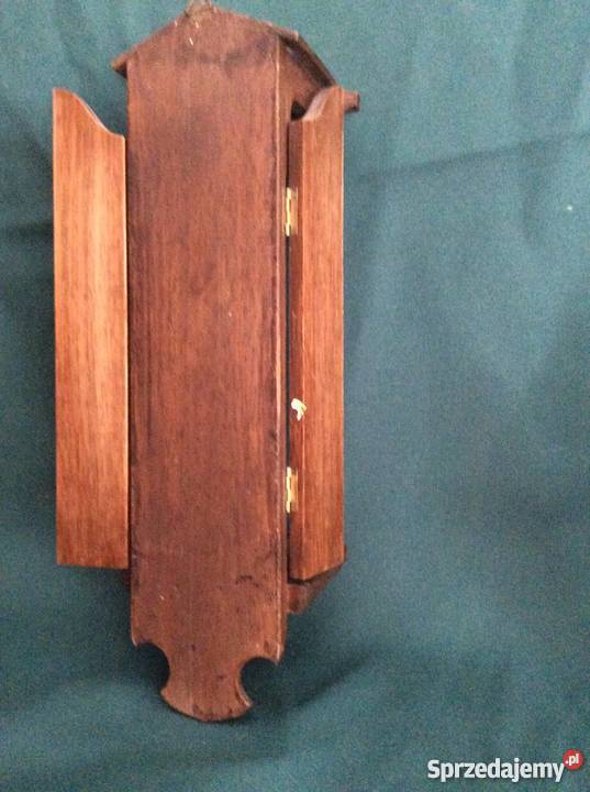 stara kapliczka drewniana z madonną