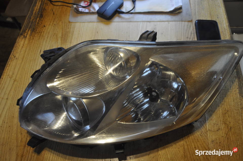TOYOTA AURIS LAMPA LEWA PRZÓD 8111002460 Sierakowice