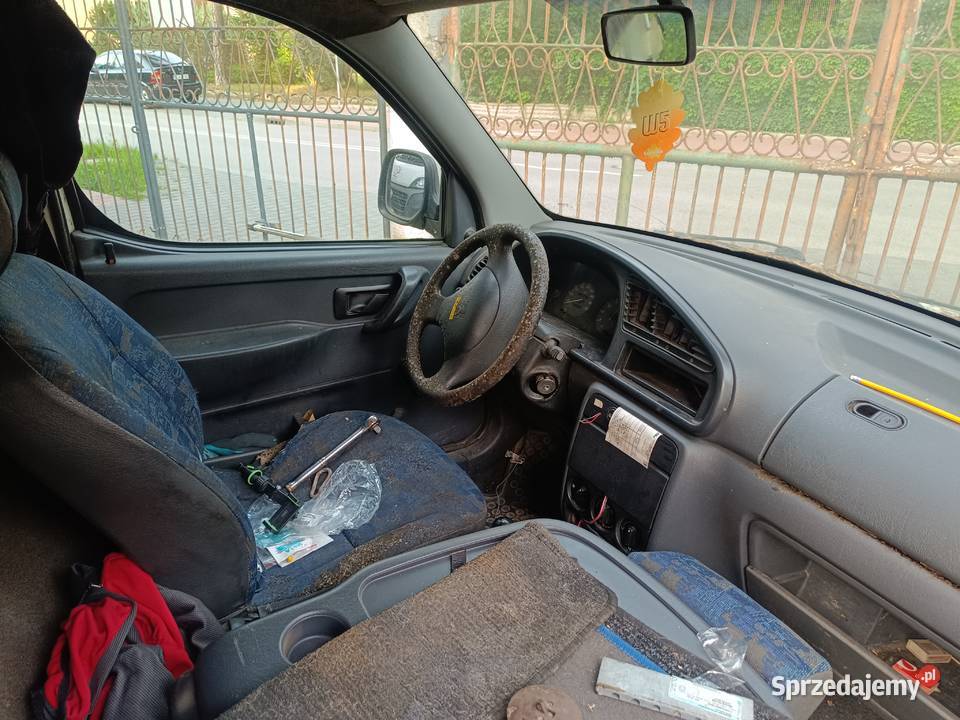 Udział 12 samochodu osobowego Peugeot Partner Łask