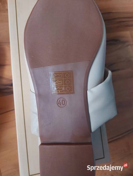 Klapki płaskie beżowe NOWE 40 Klapki Kraków sprzedam