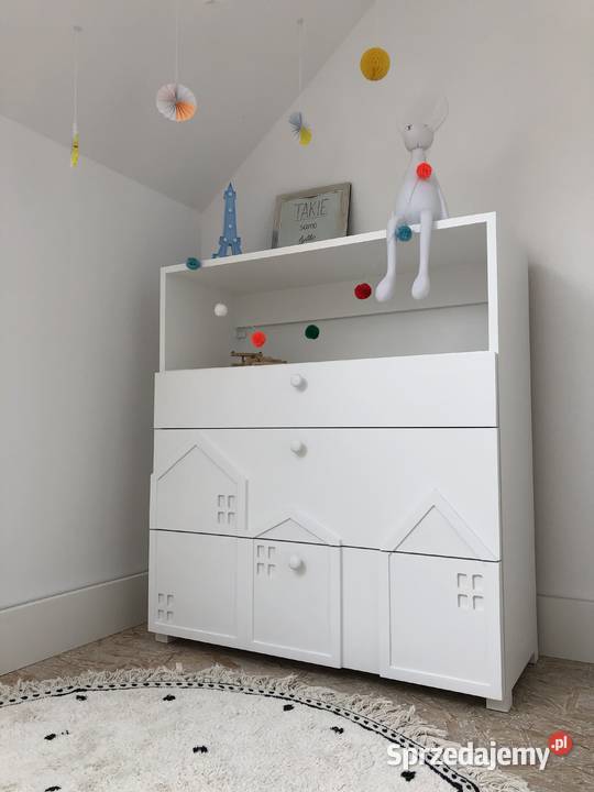 Mała komoda do pokoju dziecięcego z szufladami Brzuśnik