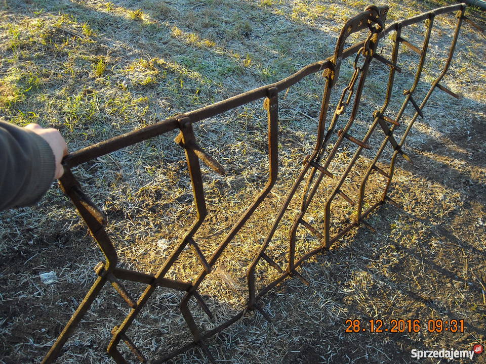 Zabytek dekoracja ozdoba ogrodowa zgrabiarka Danków