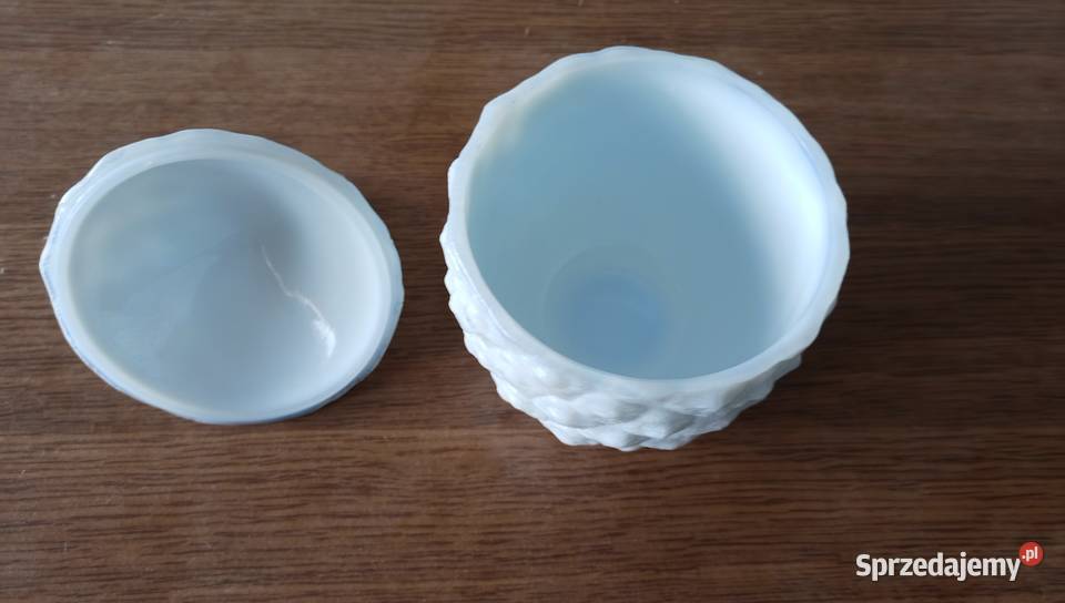 Biała Porcelana PRL Bomboniera Ananas Biały Kruk Porcelana i szkło sprzedam