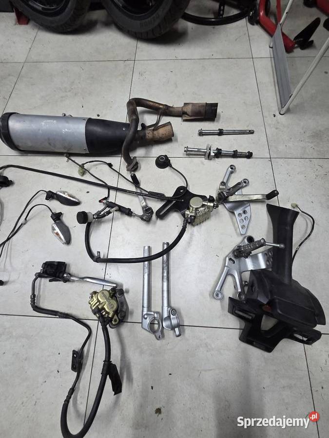Częsci Yamaha YZFR125 813r zacisk wydech plastik Widzów sprzedam