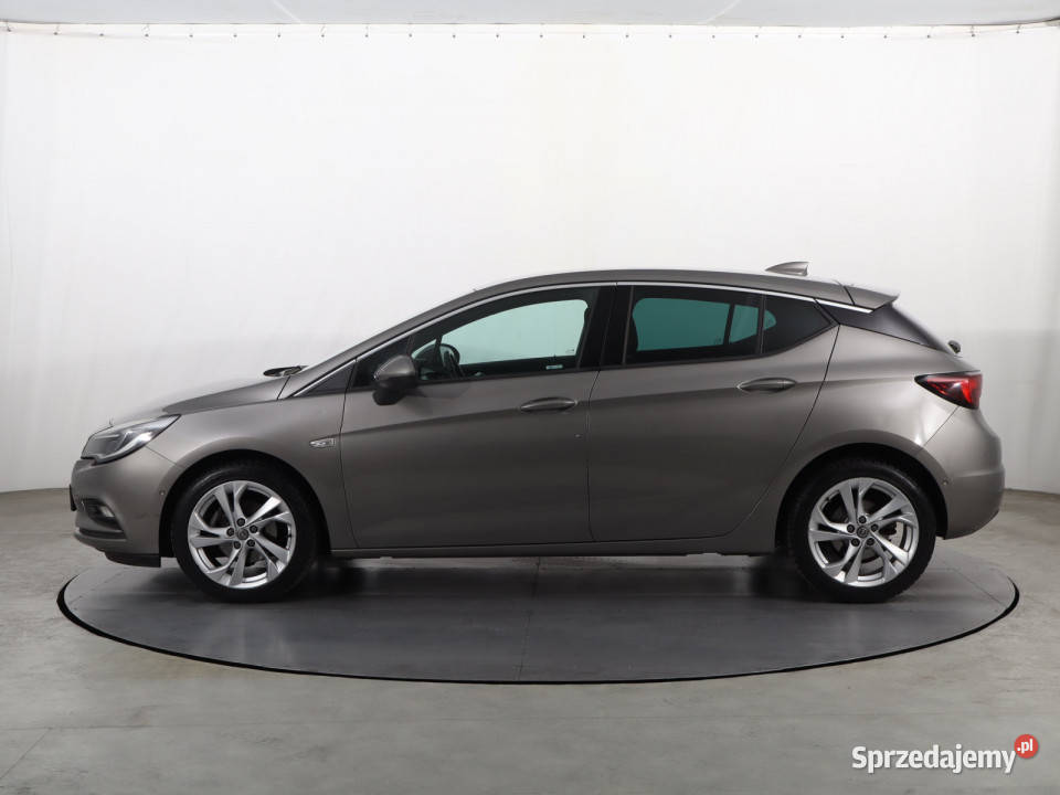 Opel Astra 14 T światła przeciwmgielne