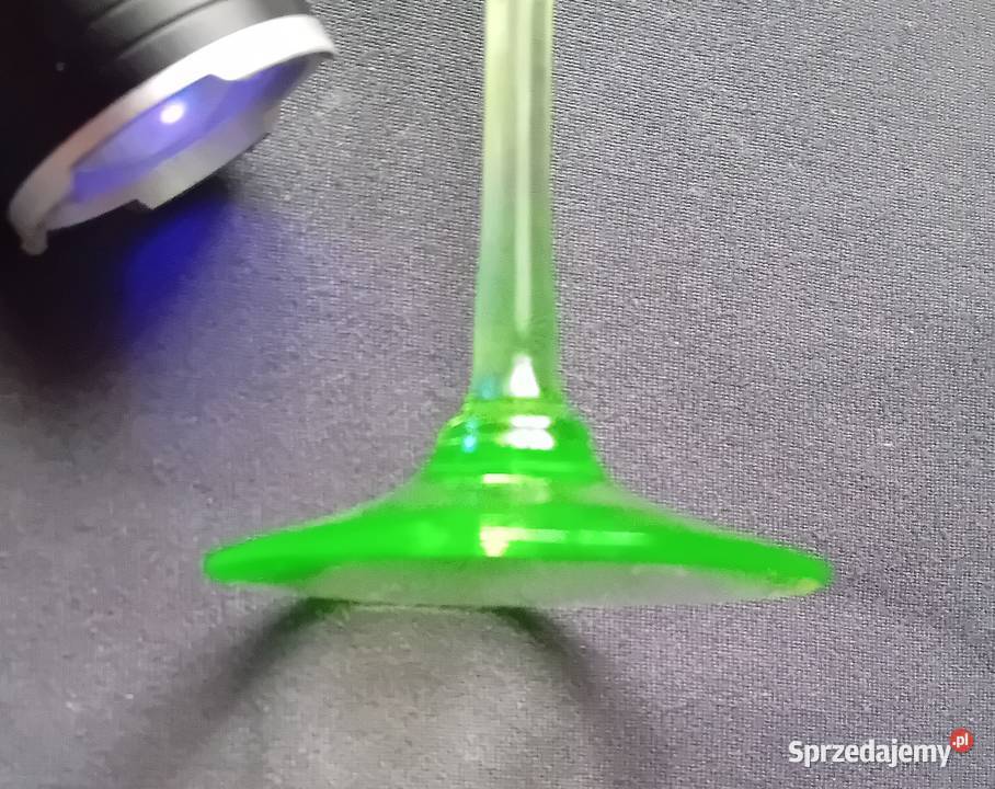 Secesyjny kieliszek do likieru na uranowej nóżce Koźminek