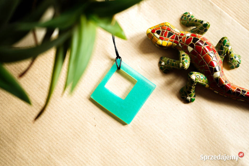 Turkusowy wisiorek romb świecący w ciemności i mazowieckie Warszawa