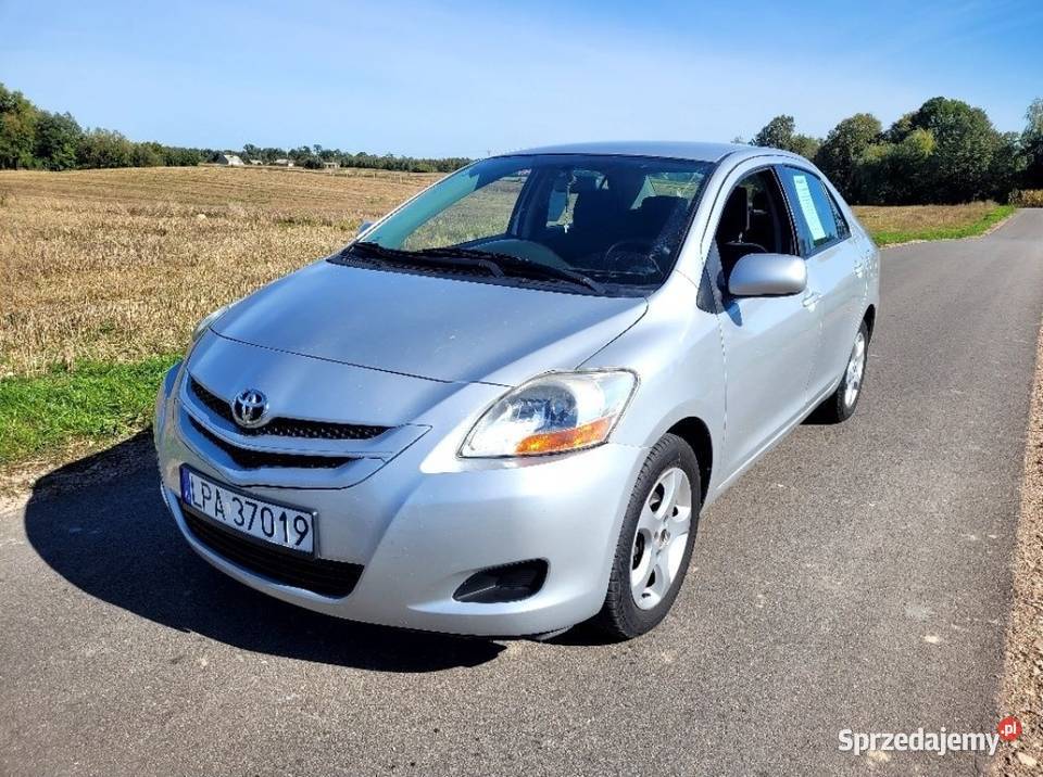Toyota Yaris 2 sedan 15 benzyna automat benzyna
