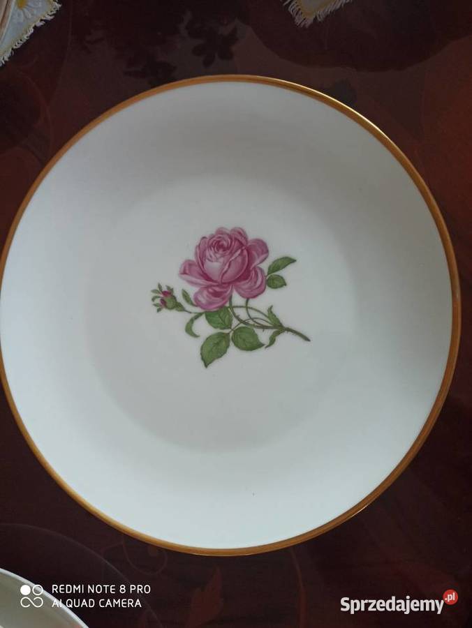 Patera z bordową różą
Na białej porcelanieSyg