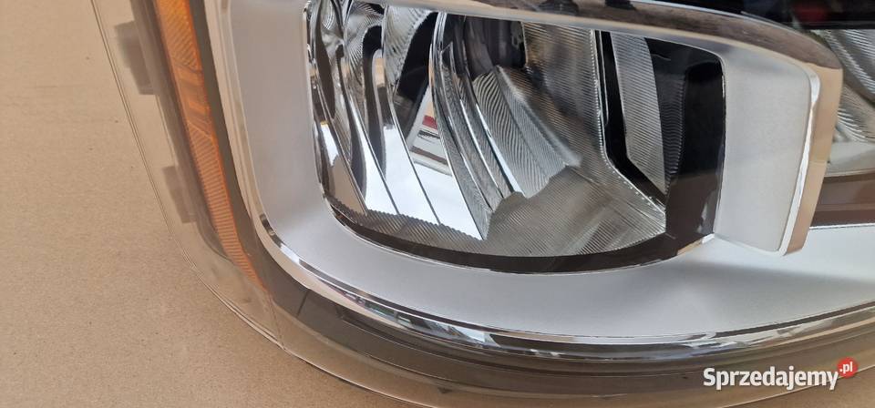 SCANIA R S LAMPA REFLEKTOR FULL LED PRAWY Bieleń
