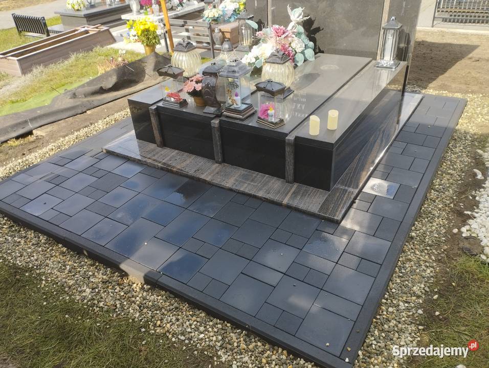 Brukowanie wokół nagrobka