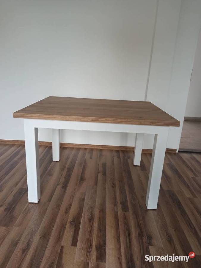 Nowy stół z metalowymi nogami