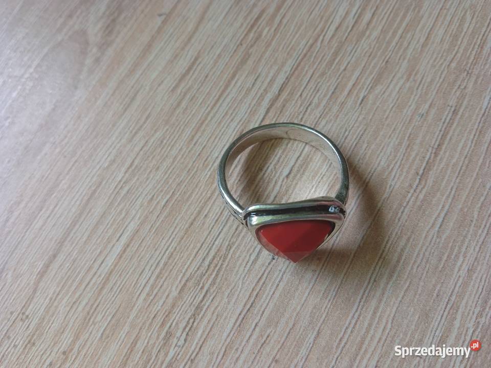 Pierścionek duże oczko czerwone
