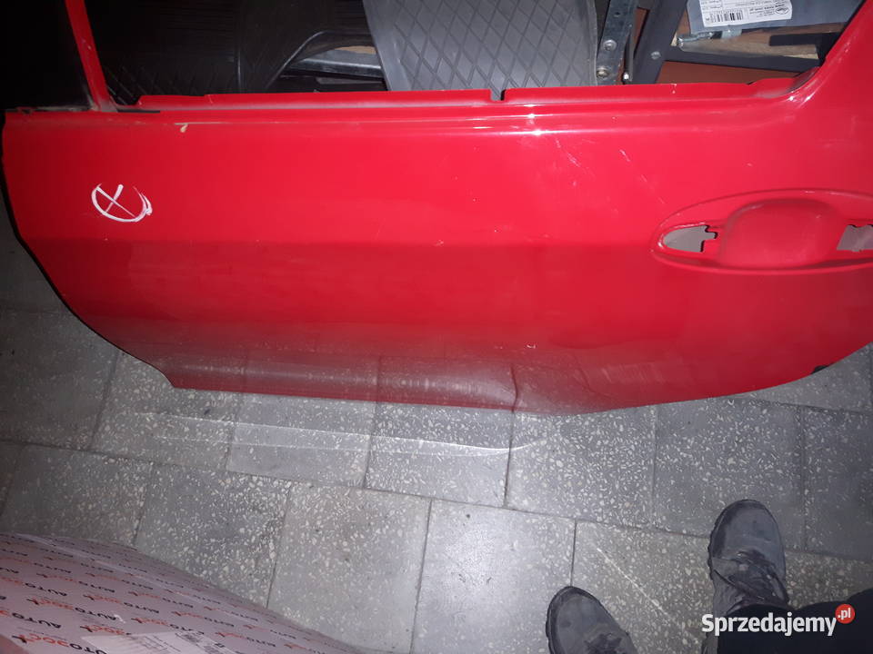 Drzwi lewy tył Yaris czerwone 3p0 2011 części blacharskie Bytów