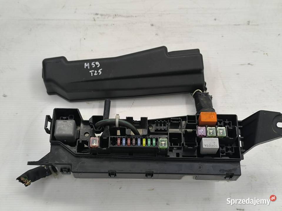 SKRZYNKA BEZPIECZNIKÓW TOYOTA AVENSIS II T25 18