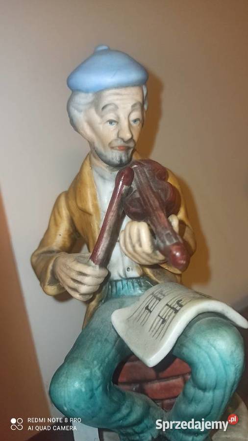 Figurka grajka z nutami na kolanach Skrzypek Gdańsk