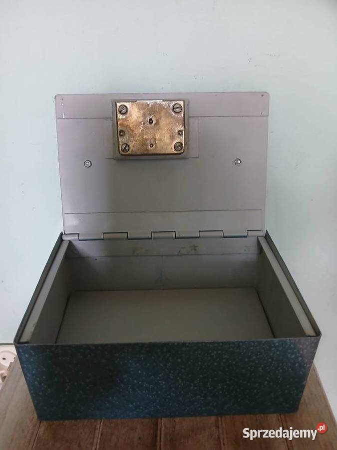 Metalowa karetka z lat 70 tych