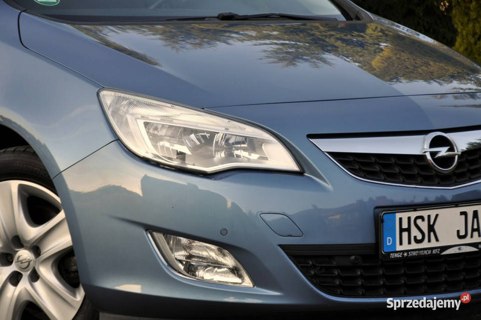 Opel Astra 16T180Duża NaviGrzane niebieski