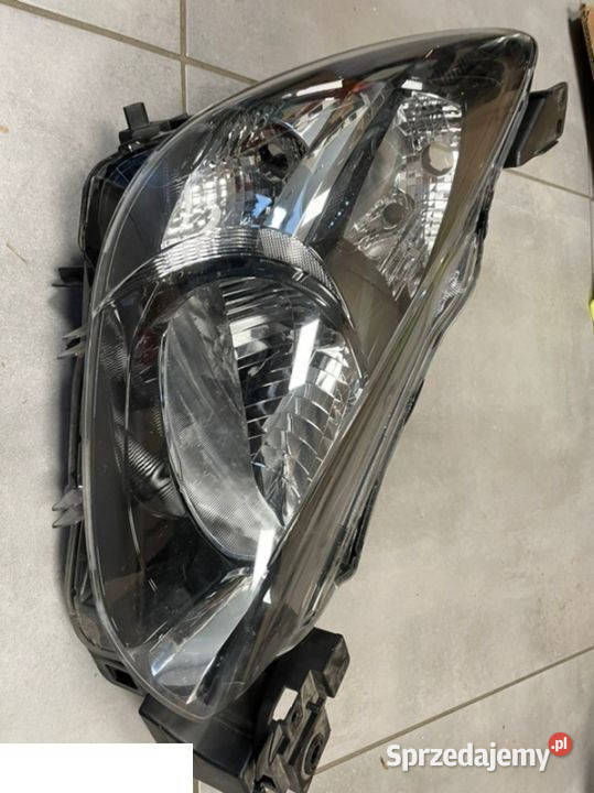 Mazda 2 reflektor przód prawy przód Kozubszczyzna
