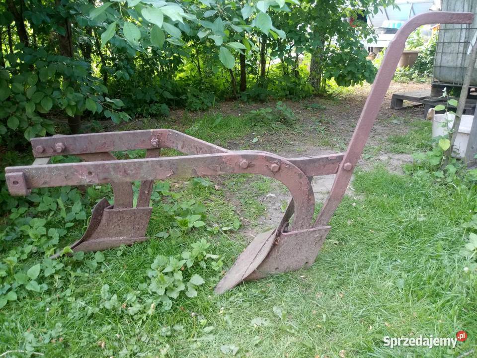 Zabytkowy pług konny dwuskibowy Pługi Sejny