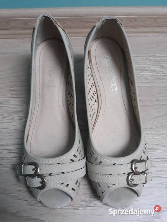 Beżowe ażurowe buty z odkrytymi palcami 38