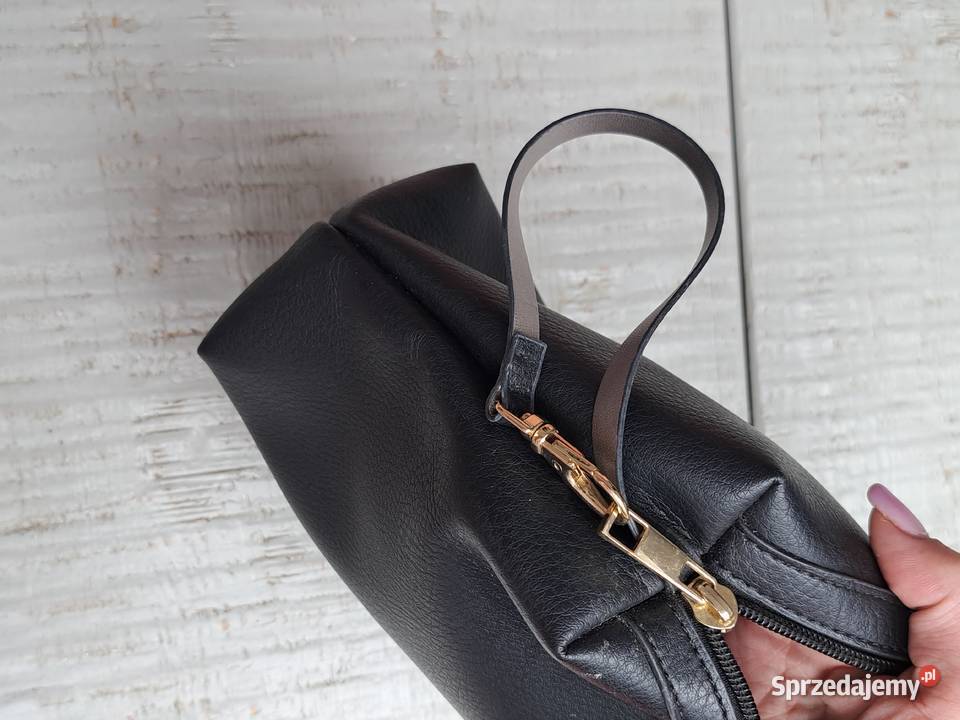 Czarna kopertówka z ekoskóry z paskiem na rękę pomorskie Trąbki Wielkie