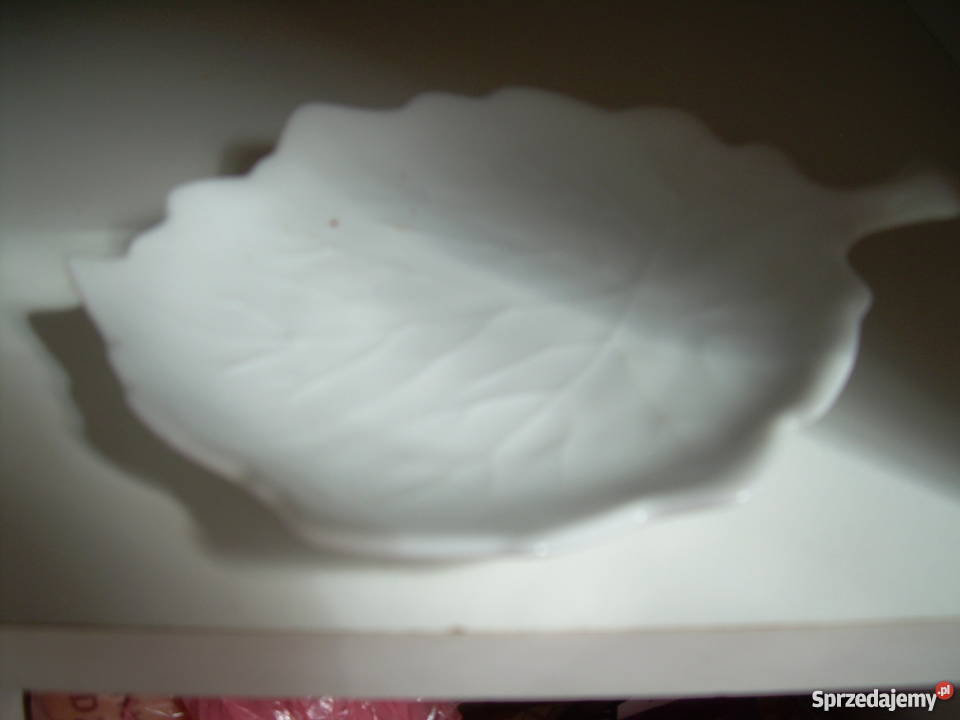dużo półmiskówróżne porcelana szkło kryształ