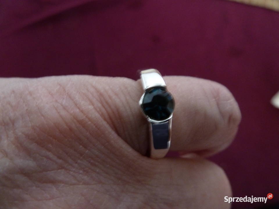 delikatny subtelny pierścionek z granatowym Warszawa