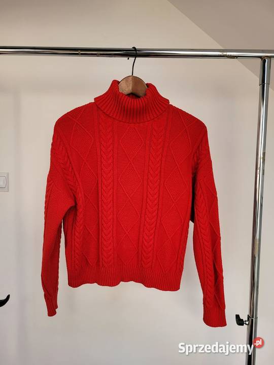 Czerwony sweter golf wzór splot warkoczowy Liszki