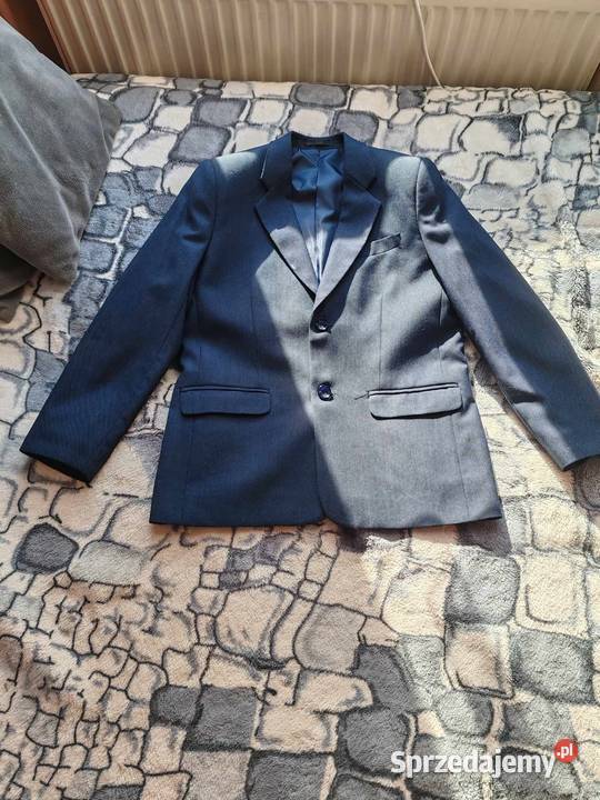 Do sprzedania garnitur chłopca na 152 buty sprzedam