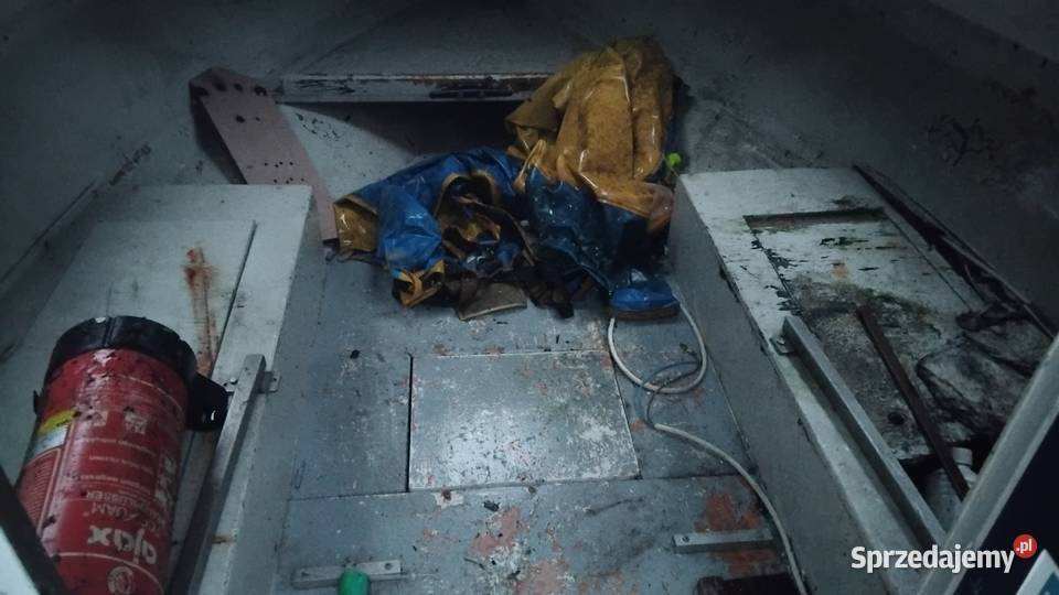 Łódź motorową z przyczepą