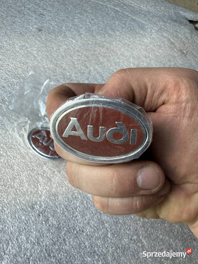 Oryginalne czerwone emblematy błotnika Audi 100 Konin