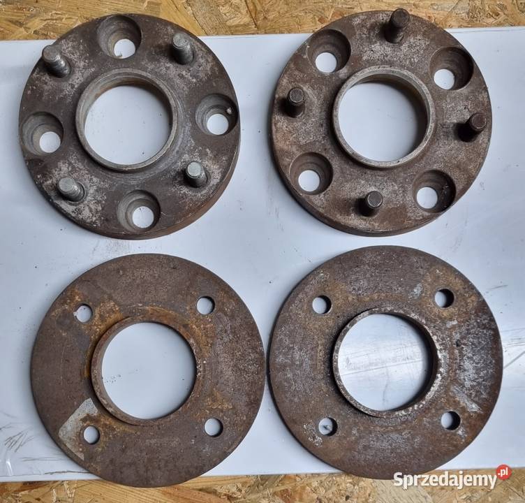 Dystanse 4x1143 do przykrecenia HR Customs