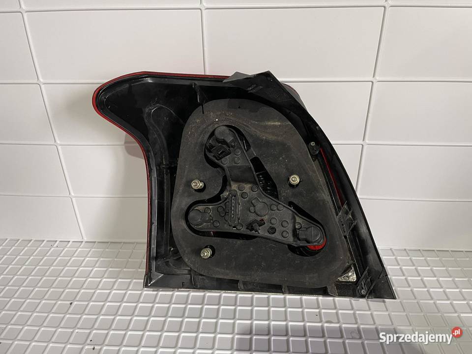 TOYOTA AVENSIS T25 PRAWA LAMPA TYŁ HB Ostroróg