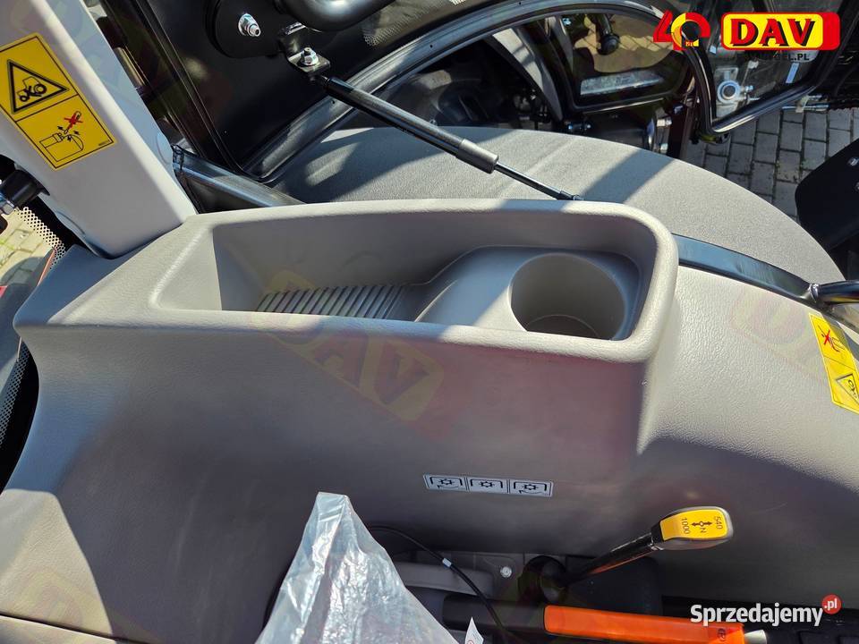 Ciągnik rolniczy 7585 LOVOL M754 Premium czarny