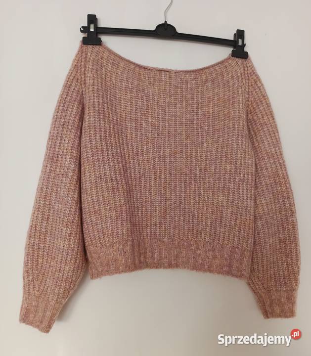 Sweter w kolorze pudrowego różu z odkrytymi sprzedam