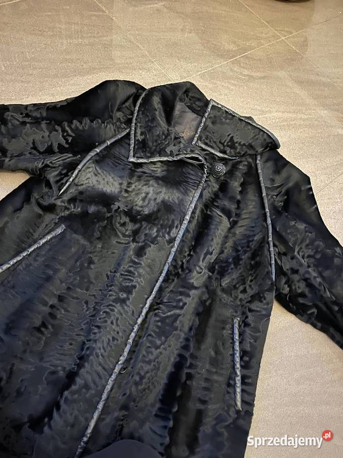 Czarne futro z karakuł saar 38 Łowęcin