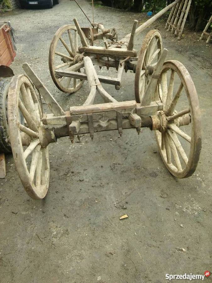 Stary drewniany wóz konny Bustryk
