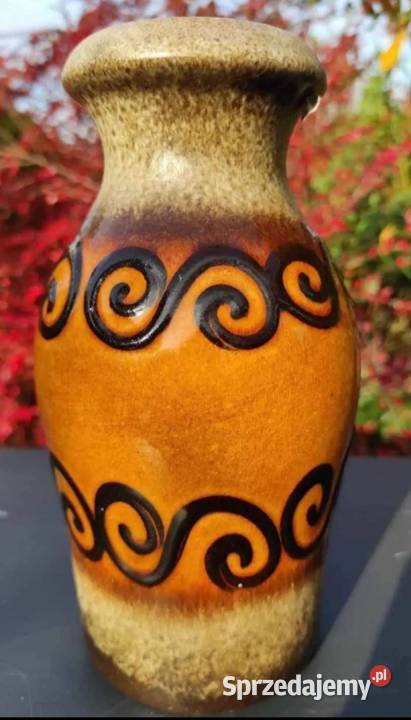 Wazon ceramiczny szkliwiony zdobiony reliefami w Pabianice