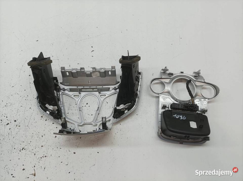 KRATKI NAWIEWU DEKOR ŚRODKOWA KPL Ford Fiesta Rok produkcji 2010