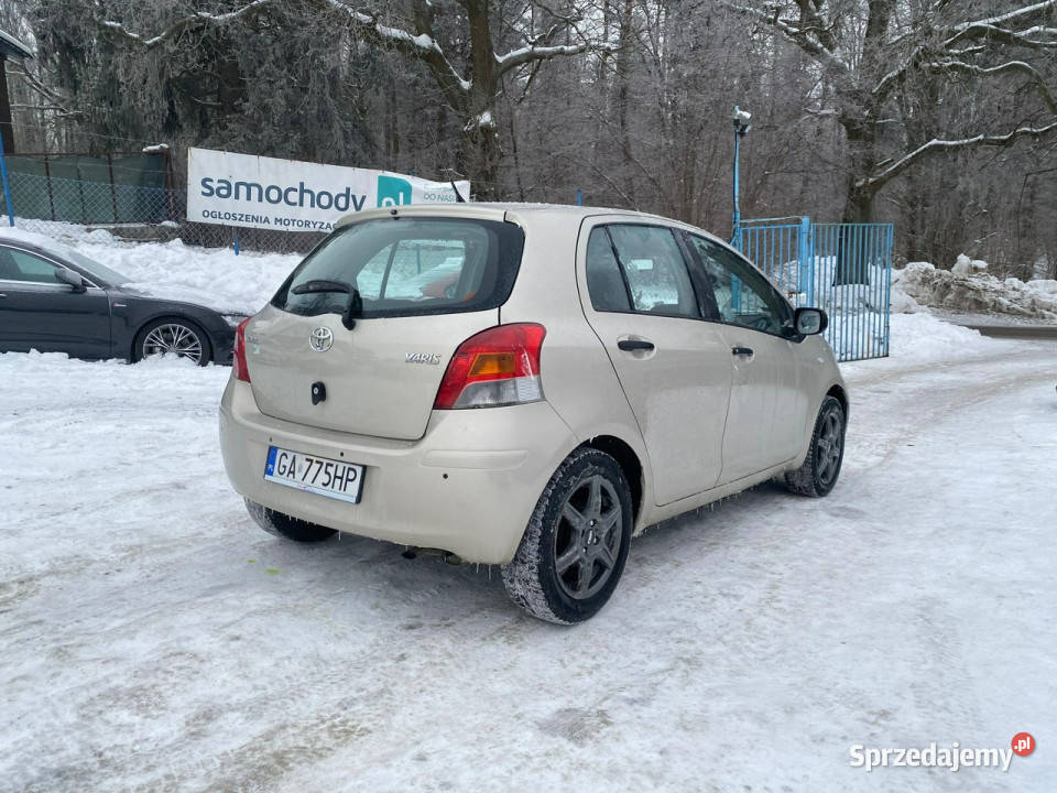 Toyota Yaris 10vvti 68 klima 90 bez w kładu stan Rok produkcji 2010 Gdańsk