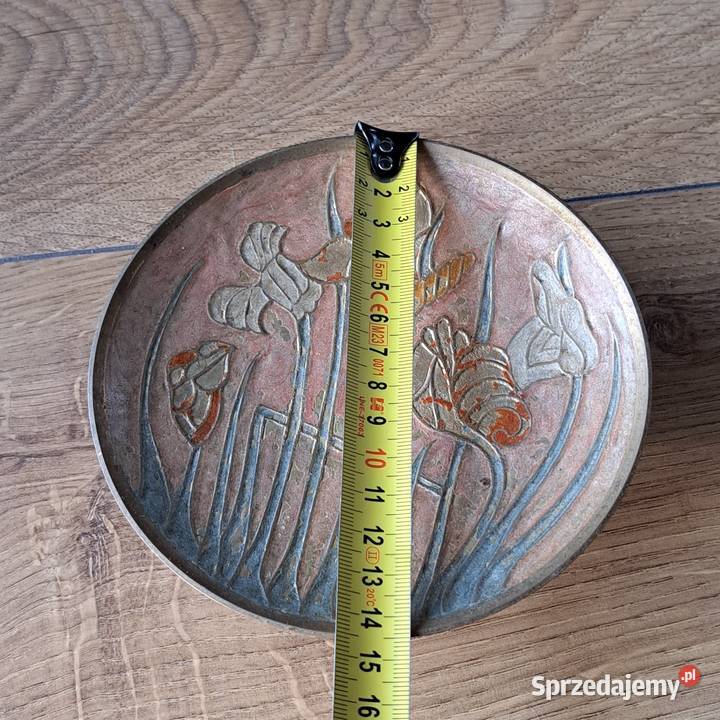 Dekoracyjna patera mosiężna z motywem kwiatowym