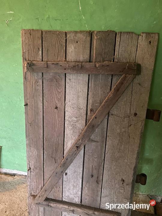 Drewniane drzwi z metalowymi okuciami Kraków