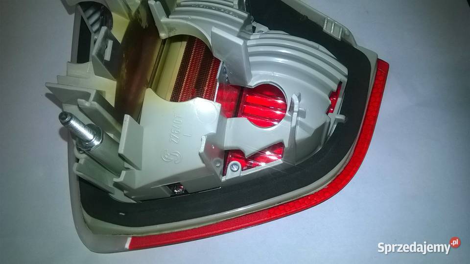 Lampa pokrywy bagażnika lewa BMW E90 przedlift Poręba