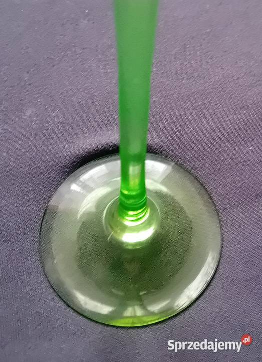 Secesyjny kieliszek do likieru na uranowej nóżce Koźminek